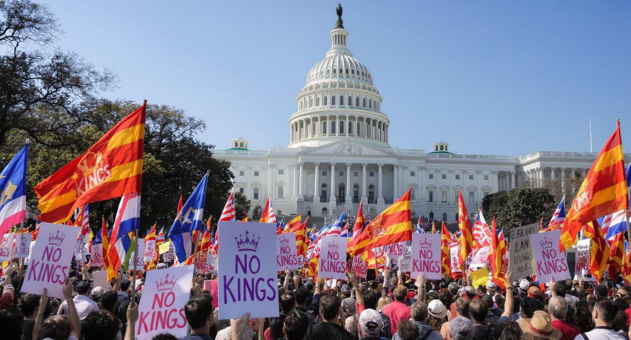 "Нет королям": американцы массово протестуют против политики Трампа